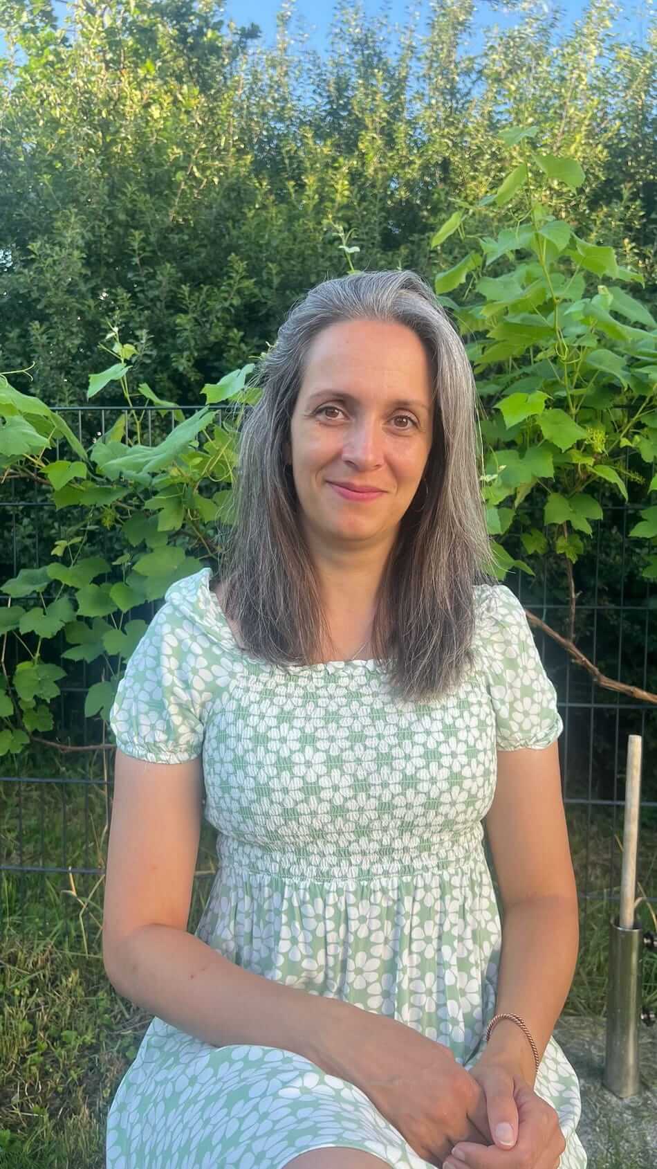 Patrizia, Gründerin von Soul of Levia, im Garten – warmes Abendlicht